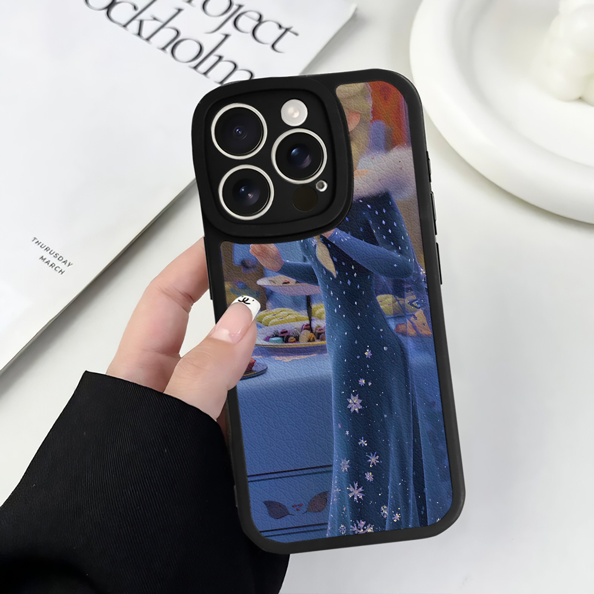 （画像用） アナと雪の女王 アンナ エルサ Frozen Anna Elsa 【iPhone 16シリーズ対応】シリコンスマホケース（レザー調） 材質：シリコン